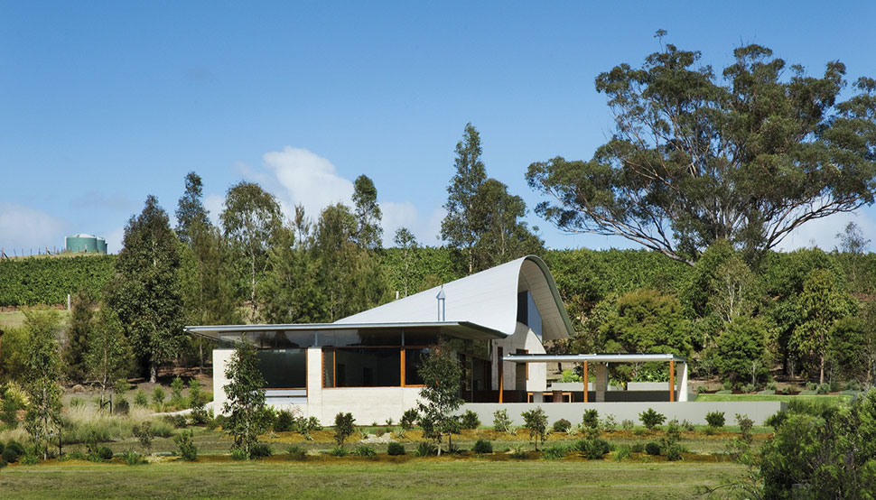 Having a very simple form in a single gesture was the virtue of this roof.