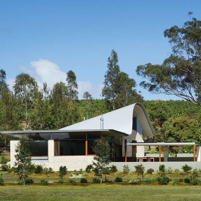 Having a very simple form in a single gesture was the virtue of this roof.